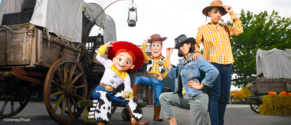 Guests With Woody And Jessie At Disney Hotel Cheyenne (1)